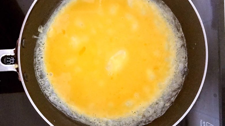 蛋皮炒韭苔,锅内刷一层大豆色拉油烧热后加入蛋液，温火煎制