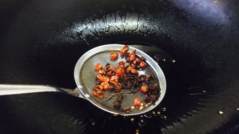 双椒拌银耳,捞出花椒和小米椒，留炸好的双椒油备用。