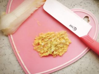 南瓜盅焖饭 宝宝辅食,切去菜梗部分，留菜叶剁碎