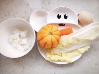 南瓜盅焖饭 宝宝辅食,准备食材，一个小南瓜，一个鸡蛋，一小截胡萝卜，两片娃娃菜，一小碗米饭