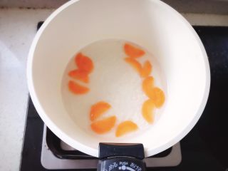 南瓜盅焖饭 宝宝辅食,胡萝卜去皮洗净后切小片，放入沸水中煮熟