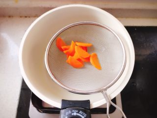 南瓜盅焖饭 宝宝辅食,煮熟后捞出沥干剁碎