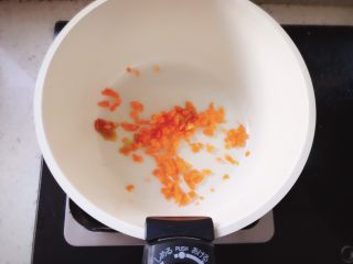 南瓜盅焖饭 宝宝辅食,热锅冷油，将胡萝卜翻炒片刻
