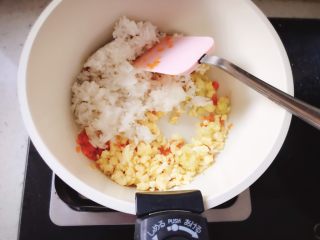 南瓜盅焖饭 宝宝辅食,将鸡蛋，娃娃菜，米饭一起倒入锅中，翻炒均匀