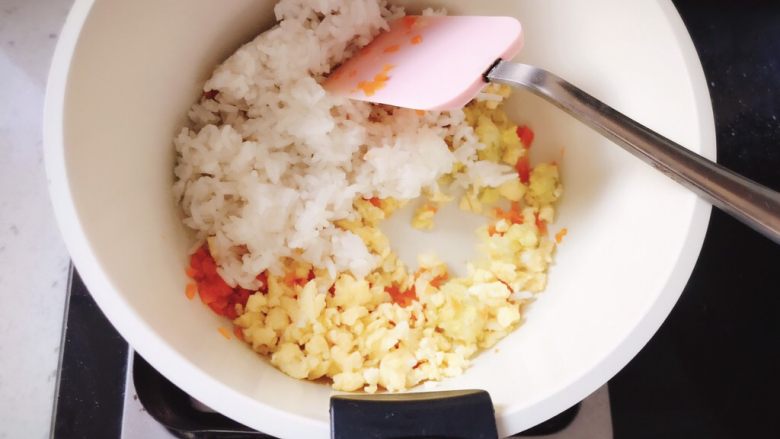 南瓜盅焖饭 宝宝辅食,将鸡蛋，娃娃菜，米饭一起倒入锅中，翻炒均匀