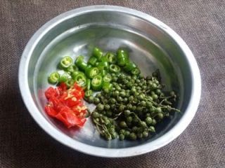 鲜椒炝腰片,泡椒、辣椒切小段