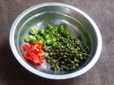 鲜椒炝腰片,泡椒、辣椒切小段