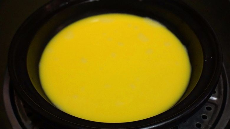 鲫鱼蒸蛋,5.先将2/3的鸡蛋液倒入碗中，用中火蒸8分钟后再将鲫鱼放入蒸蛋中

