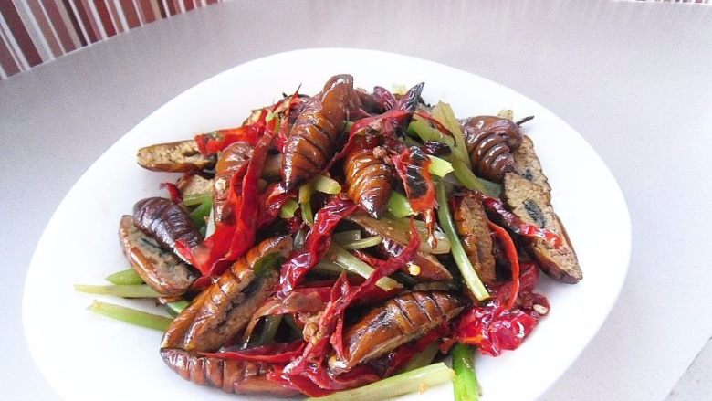 红辣椒煸蚕蛹, 出锅装盘，即可上桌品味