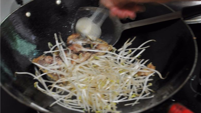 香辣鱼片,放盐调味，翻炒几下，沿着锅边淋入半碗水