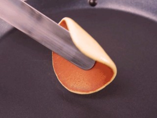 铜锣烧,凝固之后进行翻面，将两面煎至褐色为最佳
