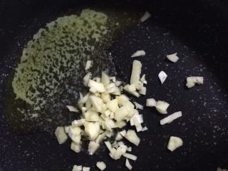 创意鹅肝甜点,热锅，取1/2黄油放入锅中，融化后加入蒜末炒香