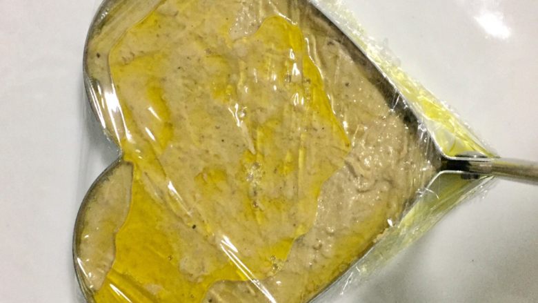 创意鹅肝甜点,融化后的黄油淋在整理好的鹅肝酱表面，然后保鲜膜封好，降温后放入冰箱冷藏定型或快速冷冻（定型后即可取出）