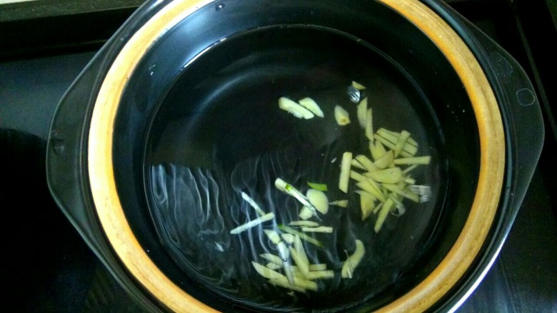黄瓜鸡蛋汤,砂锅放入适量清水，放入姜丝蒜丝，放适量盐烧开