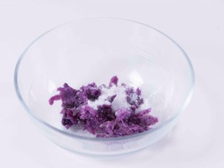 芋圆烧仙草,在蒸熟的紫薯里加入10g糖，搅拌均匀