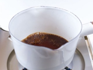 珍珠奶茶,红糖和热水混合煮沸