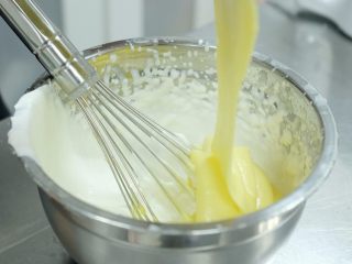 北海道戚风,把打好的淡奶油加入已冷却的蛋黄糊中拌匀