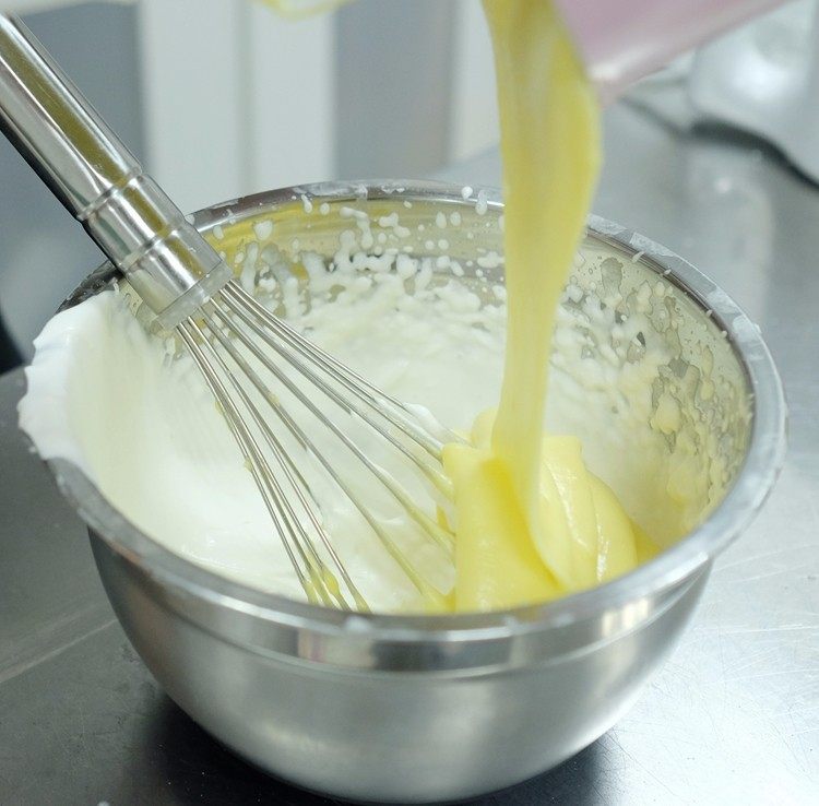 北海道戚风,把打好的淡奶油加入已冷却的蛋黄糊中拌匀