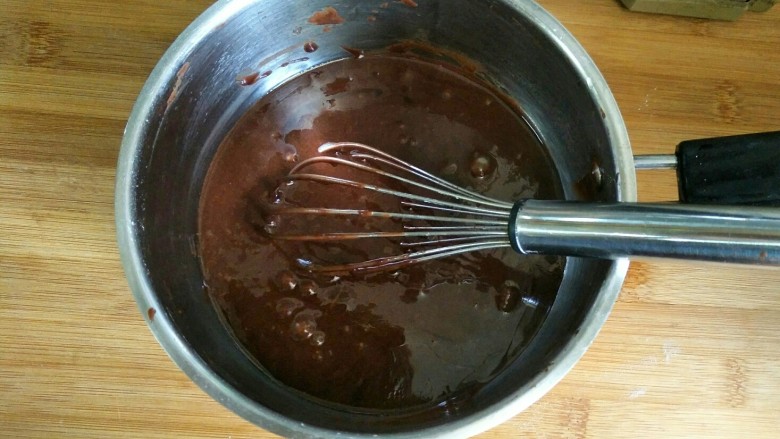 巧克力玛德琳,用手动打蛋器快速搅拌均匀即可