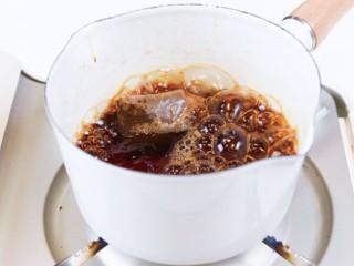 珍珠奶茶,红茶包和水放入奶锅中煮沸，关火，焖上五分钟，捞出红茶包留茶汤备用