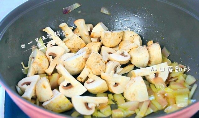 洋葱口蘑煮茄丁,不粘锅倒核桃油，将洋葱炒香后，加口蘑片。