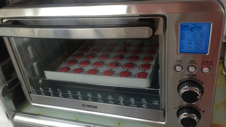 面粉版马卡龙,放入提前预热150度的烤箱，烘烤18分钟左右。