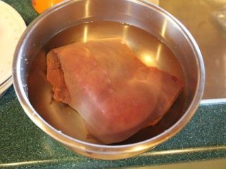 南煎肝,猪肝洗净后，清水中加1大匙白醋，将肝浸泡两个小时以上，充分泡出血水。