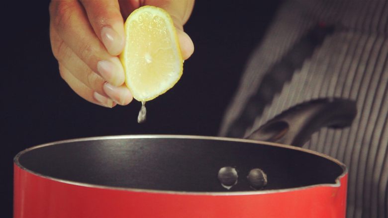 DIY红遍全球的高颜值水果冰棍，健康美味,最后挤入新鲜的柠檬汁