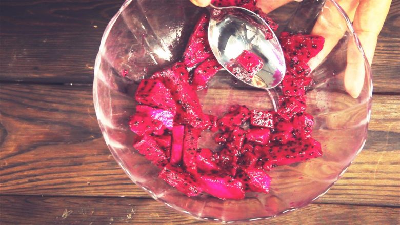 DIY红遍全球的高颜值水果冰棍，健康美味,部分火龙果捣碎成泥状