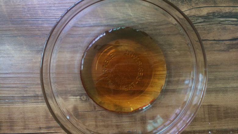 广式莲蓉蛋黄月饼,称糖浆，买的是广州酒家的，比较稠。