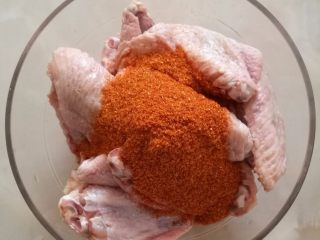新奥尔良鸡中翅,4.奥尔良腌料粉倒在鸡翅里。