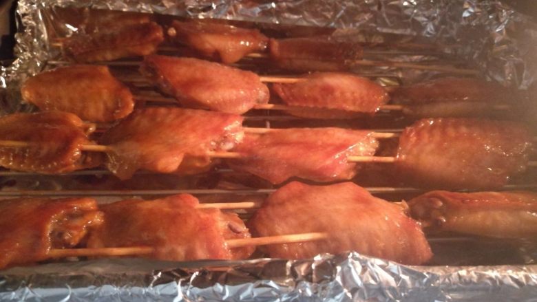 新奥尔良鸡中翅,11.烤箱预热十分钟，鸡翅放中层，上下火200度烤25分钟。