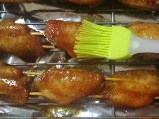 新奥尔良鸡中翅,13.烤好的鸡翅乘热刷上一层蜂蜜水。