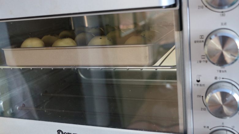 自制蛋黄酥,烤箱预热，180度25分钟左右，上色满意即可。