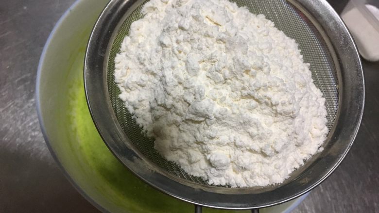 小白菜无奶戚风蛋糕,菜泥混合均匀后筛入低筋面粉。