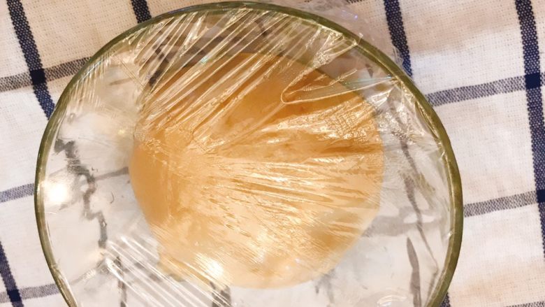 广式莲蓉蛋黄月饼（独家超细致版）,用手将面粉和糖油混合，整形成团，不要过度搓揉以免面团起筋，做出来的饼皮不松软，包上保鲜膜冰箱松弛一个小时。