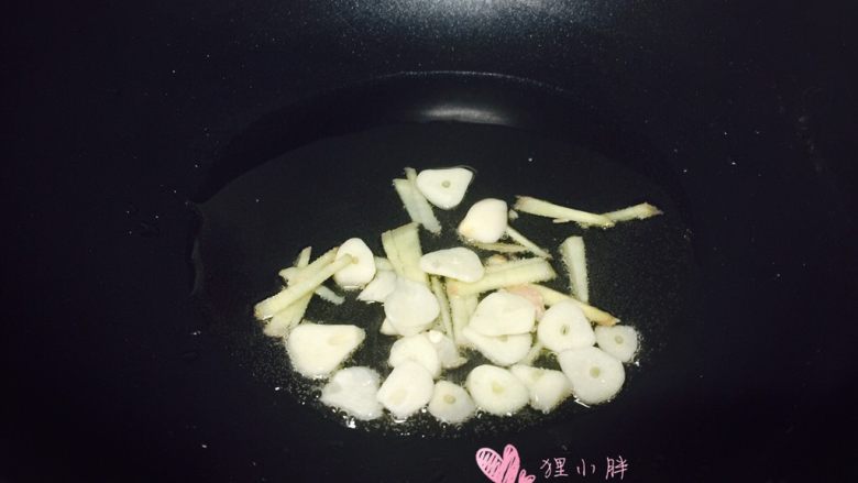 毛豆虾仁,锅内入适量油，放入姜丝和蒜煸炒
