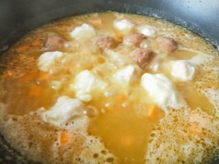 咖喱鱼丸,锅内水烧开后加盖焖煮。