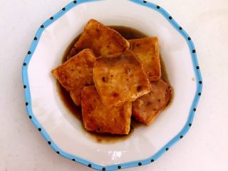 ＃吃豆腐＃鱼香豆腐,在煎好的豆腐上均匀的浇上调好的鱼香料汁
