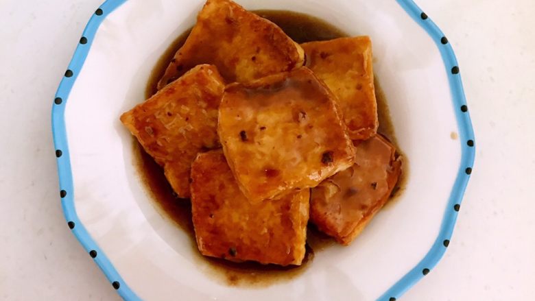 ＃吃豆腐＃鱼香豆腐,在煎好的豆腐上均匀的浇上调好的鱼香料汁