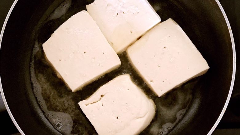 ＃吃豆腐＃鱼香豆腐,锅内加入大豆色拉油烧5分热，加入蘸好面粉的豆腐块，温火煎制