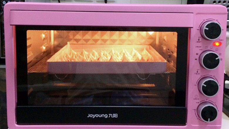 炫彩蛋白糖,入预热好的烤箱中层，100度约烤40-50分钟，开启热风循环功能，可帮助干燥。