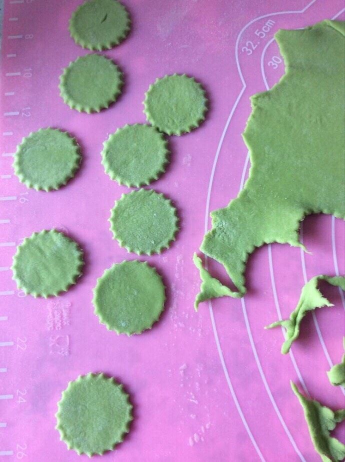 菠菜蝴蝶面,用模具印出一个个小圆