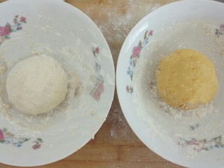双色玫瑰花,揉成两个面团，留20g干面粉备用﻿，裹上薄薄的一层面粉，用保鲜膜盖住，发酵