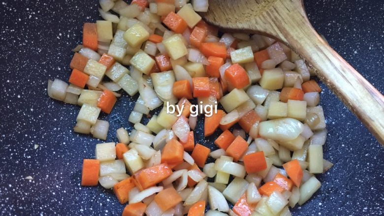 簡易日式咖哩豬肉蛋包飯,鍋熱油 下洋蔥炒出香味 再加入紅蘿蔔、土豆炒2分鐘