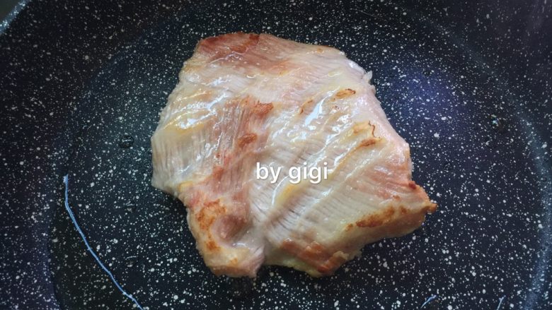 簡易日式咖哩豬肉蛋包飯,豬頸肉用平底鍋煎至兩面金黃色