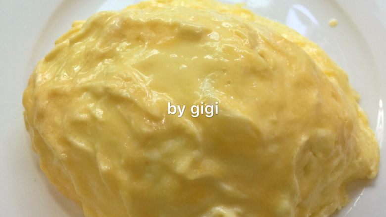 簡易日式咖哩豬肉蛋包飯,直接移滑出來蓋在白飯上（不是倒扣哦 直接放上去就好了）稍微整理一下蛋的形狀