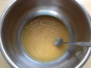 广式蛋黄豆沙月饼,将转化糖浆、枧水、玉米油倒入盆中搅拌均匀