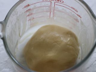 传统月饼,倒入低粉搅拌成团，静置1小时。