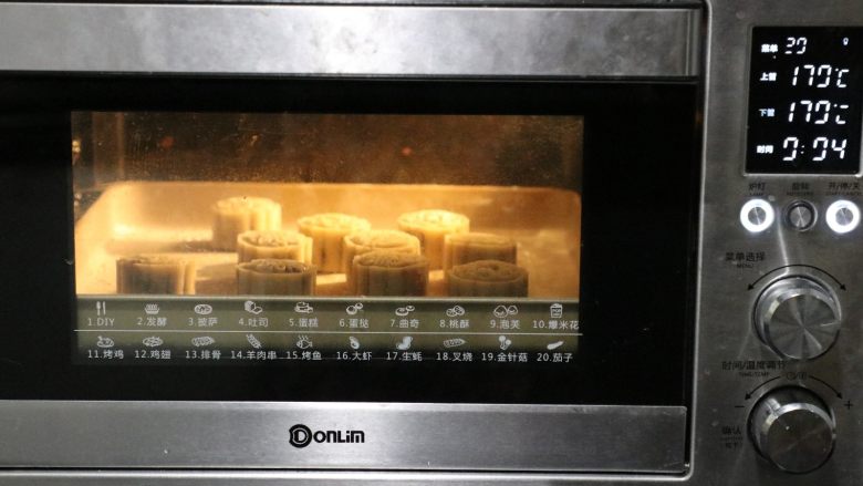 传统月饼,表面用喷壶喷少许水雾，可防止在烤制过程中开裂。烤箱上下火170度，烘烤五分钟。